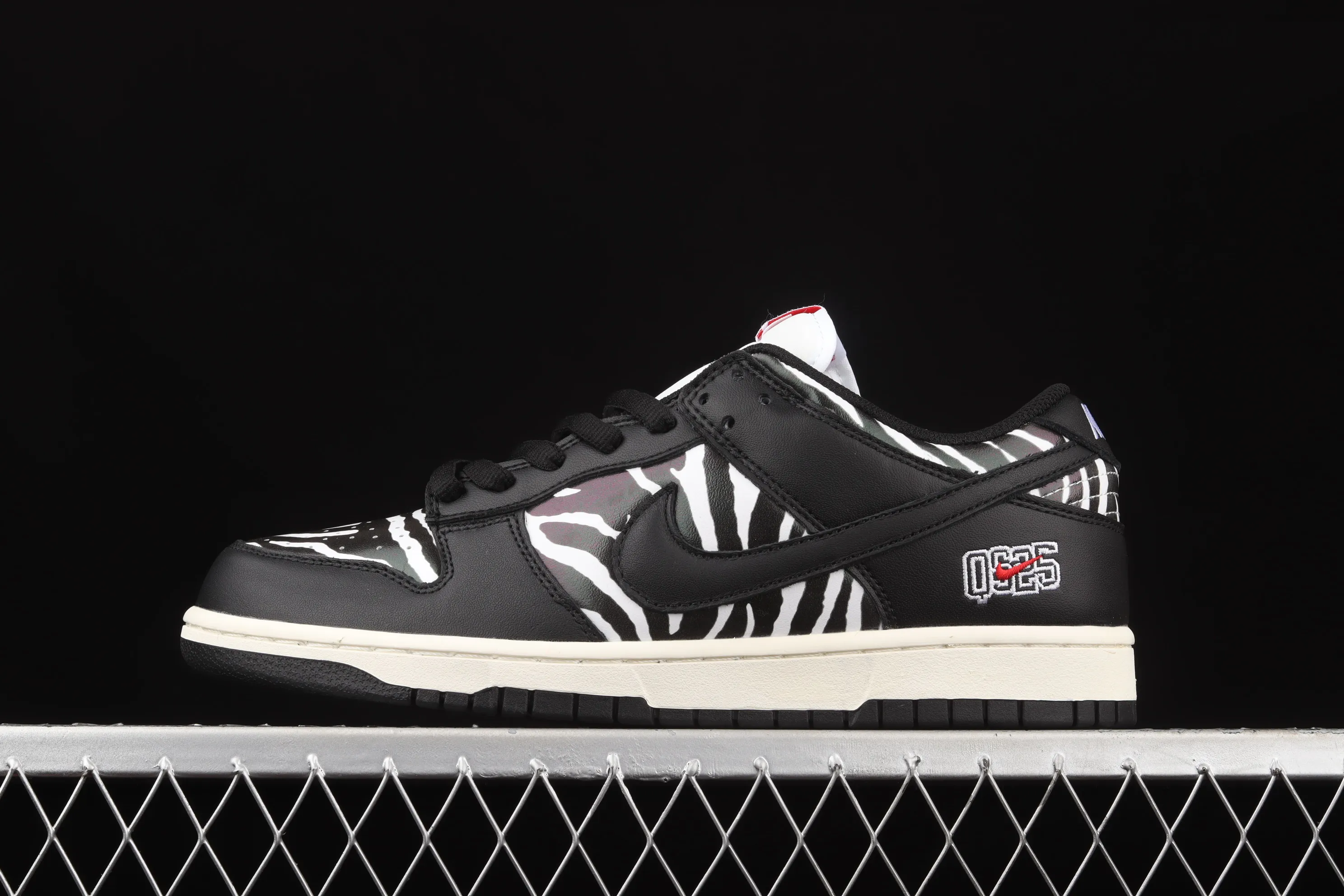 All Categories Nk SB Dunk Series Nk SB Dunk Low Low-top sneakers Quartersnacks x Nk SB Dunk "Zebra" Black and white zebra pattern joint model low-top sports and leisure sneakers DM3510-001